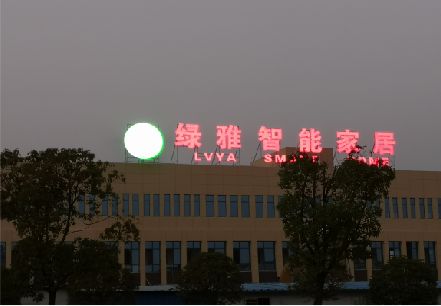 德安楼顶冲孔发光字是怎么安装的?