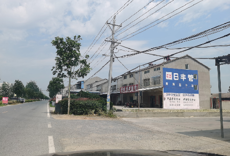 德安如何能保证墙体广告的醒目性？