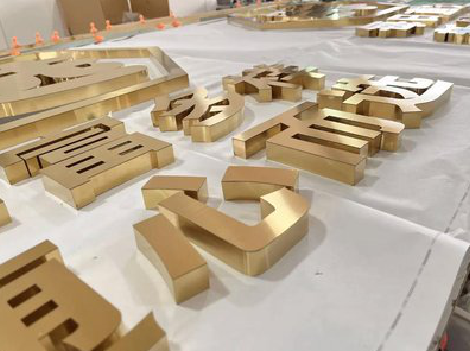 德安拉丝不锈钢字的特点。